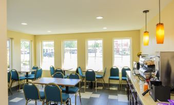 Aarya Hotel by Niagara Fashion Outlets - Housity