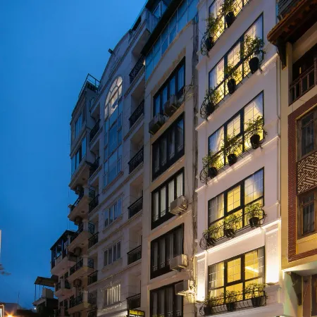 Royal Holiday Hanoi Hotel Отели рядом с достопримечательностью «Храм Нефритовой горы»