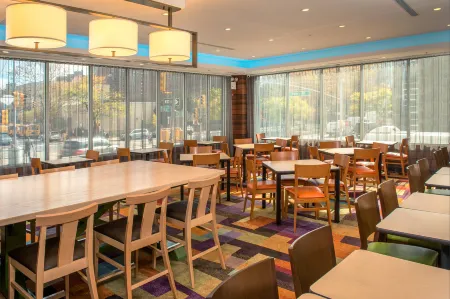 Fairfield Inn & Suites New York Manhattan/Downtown East Отели рядом с достопримечательностью «St Augustine's Episcopal Church»