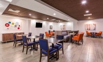 Holiday Inn Express & Suites Petersburg-Fort Lee