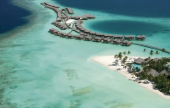 Constance Halaveli Hotel a 