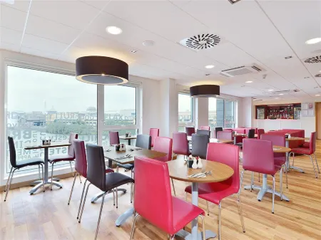 Travelodge Thurrock Lakeside Отели рядом со станцией Chafford Hundred Lakeside Railway Station