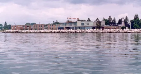 Lighthouse Inn - Two Rivers Отели в г. Ту Риверс