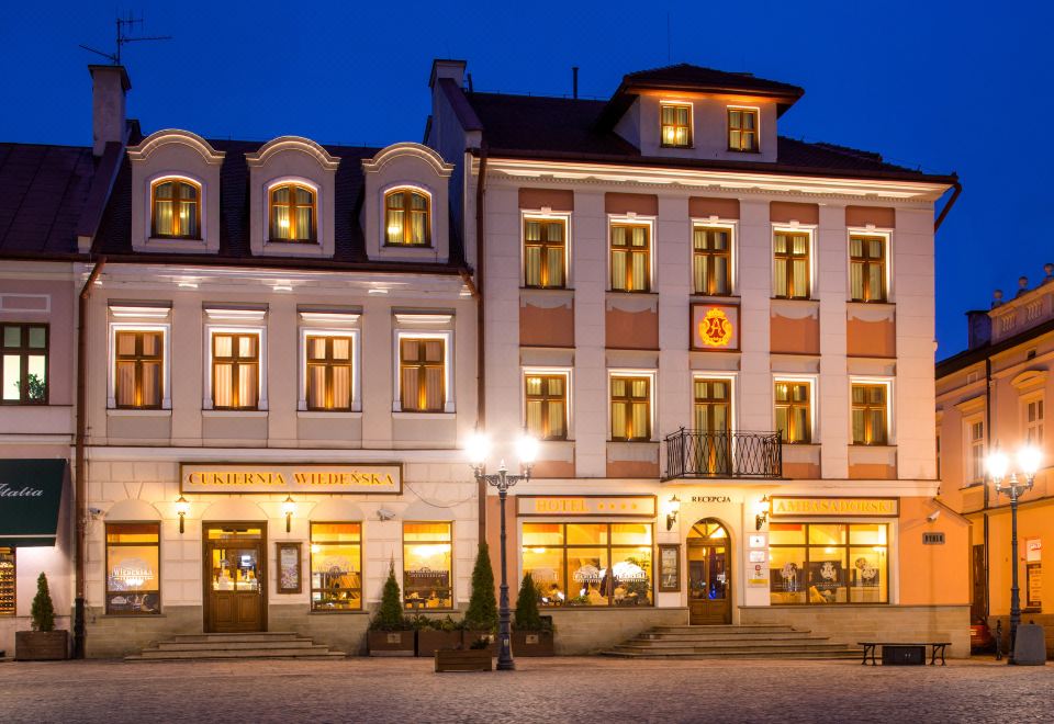 1. Hotel Am..