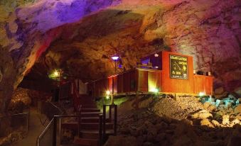 Grand Canyon Caverns Inn