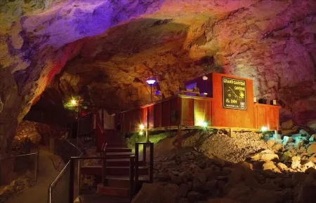 Grand Canyon Caverns Inn