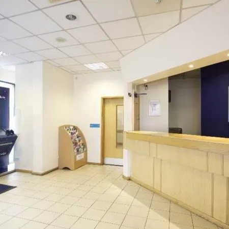 Travelodge Birmingham Central Broadway Plaza Отели рядом с достопримечательностью «Эджбастон»