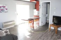 Tiki Shores Inn & Suites Отели в г. Пентиктон