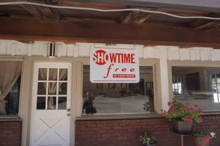 Blue Gum Motel Отели в г. Уиллоус