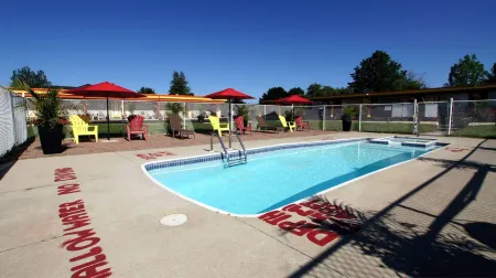 Harmony Inn Отели рядом с достопримечательностью «Goderich Lighthouse»