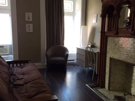 Auberge St-Louis Отели рядом с достопримечательностью «Rue Sainte-Anne»