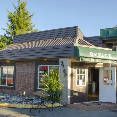 Grandview Inn Hotels near "‪The Glades, 561 172 St, Surrey, BC V3S 9P8‬"
