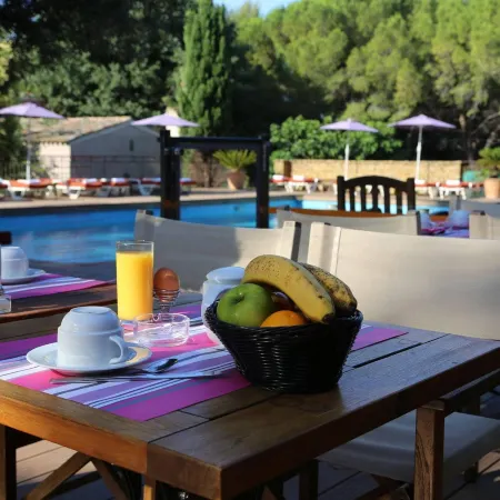 Hotel Spa Cassis – Heated Pool & Parking
