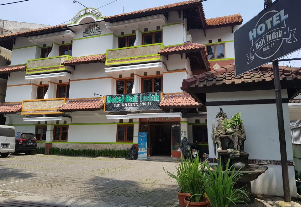 OYO 1945 Hotel Bali Indah-Regol Updated 2023 Room Price-Reviews & Deals |  Trip.com
