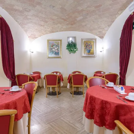 Gambrinus Hotel Отели рядом с достопримечательностью «Ворота Пия»