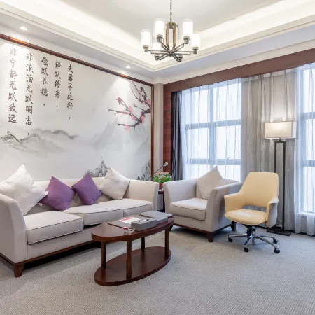 Linxiang Huayin Hotel