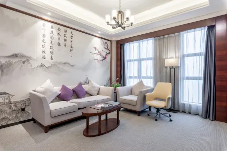 Linxiang Huayin Hotel