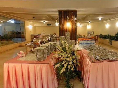 Pirouzy Hotel Isfahan Отели рядом с достопримечательностью «Хашт-бехешт»