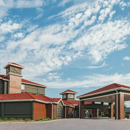 La Quinta Inn & Suites by Wyndham Fort Worth City View Отели рядом с достопримечательностью «Стадион Амон Картер»