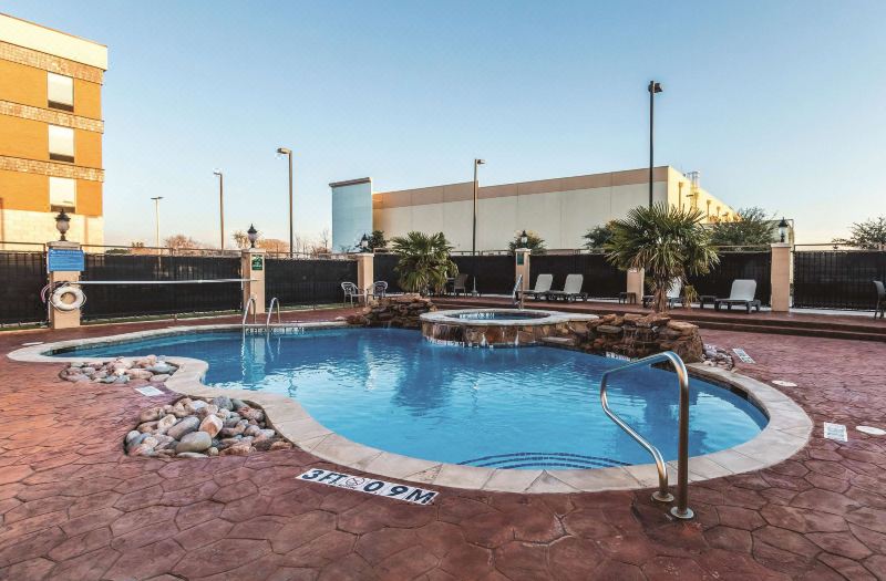 La Quinta Inn & Suites by Wyndham Dallas Grand Prairie South photo 4