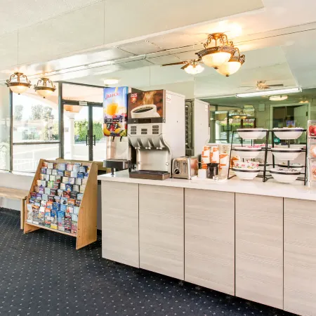Rodeway Inn Near Melrose Ave Отели рядом с достопримечательностью «Киностудия Paramount»