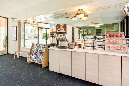 Rodeway Inn Near Melrose Ave Отели рядом с достопримечательностью «Macy's 4th of July Fireworks»