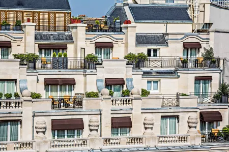 Prince de Galles, a Luxury Collection Hotel, Paris Отели рядом с достопримечательностью «Парк дэ Пранс»