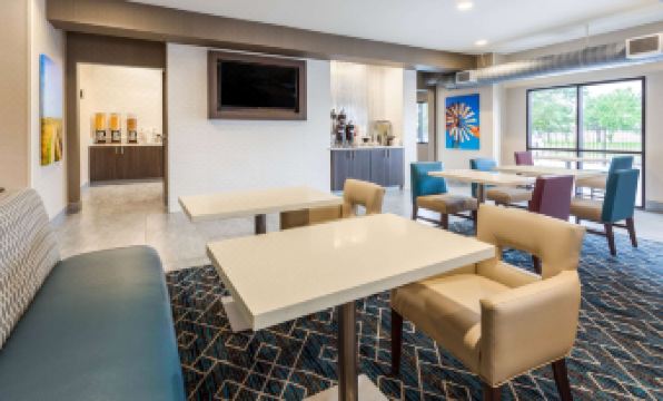 La Quinta Inn & Suites by Wyndham Wichita Airport