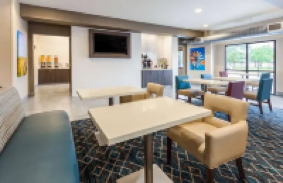 La Quinta Inn & Suites by Wyndham Wichita Airport - Rooftop Pools
