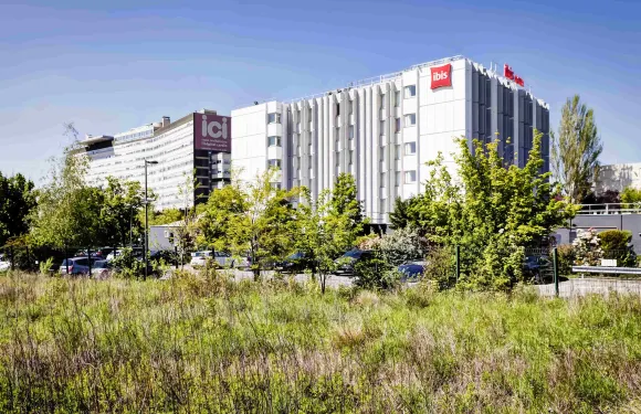 宜必思里昂東部布隆酒店