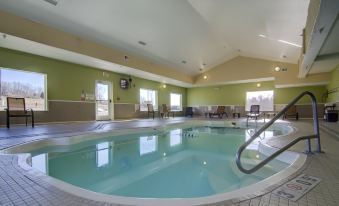 Holiday Inn Express & Suites Kansas City Sport Complex Area