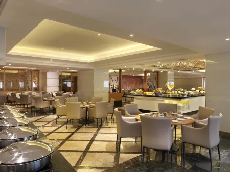 Sunway Putra Hotel Kuala Lumpur Отели рядом с достопримечательностью «Mont Kiara Meridin»