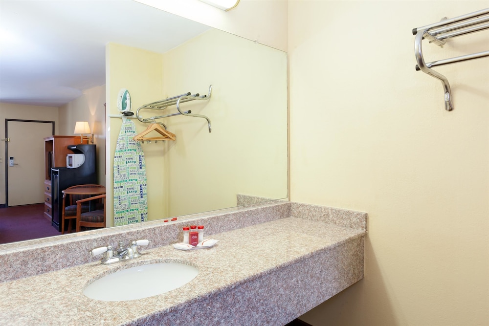 Americas Best Value Inn & Suites Bakersfield Central