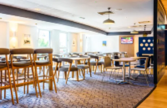Holiday Inn Express PORTSMOUTH - GUNWHARF QUAYS by IHG - Quầy bar