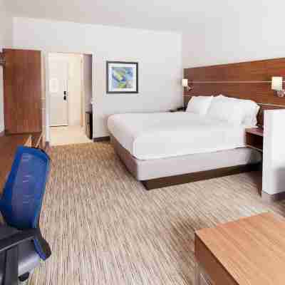 Holiday Inn Express & Suites Cartersville Rooms
