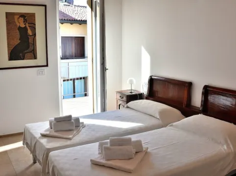 South House with Pool and Lake View