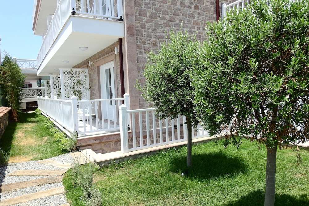 Cunda Pur Beyaz Otel