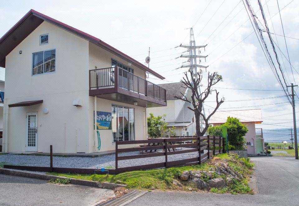 모토부의 2층 주택 외부 모습