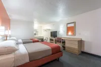 Travelodge by Wyndham Lansing - Swimmingpools