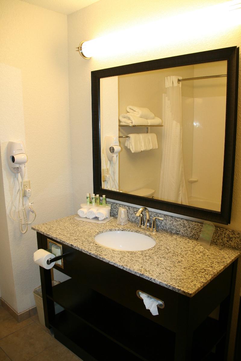 Holiday Inn Express & Suites Nevada, an Ihg Hotel