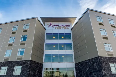 Applause Hotel Calgary Airport by Clique