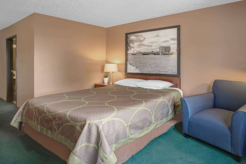 Super 8 by Wyndham Oshkosh Airport