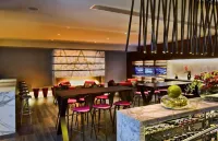 DoubleTree by Hilton Montreal - بار