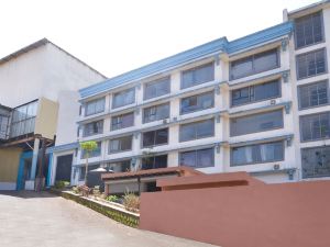 OYO Townhouse 799 Royal Palms Hotel - Lily Collection