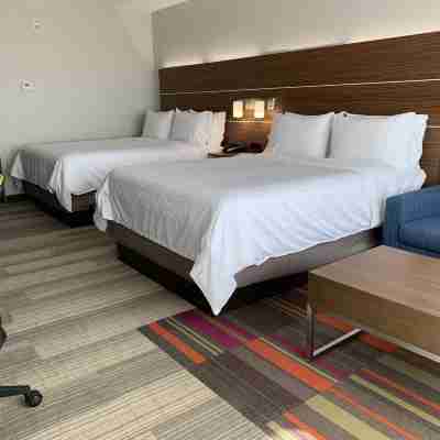 Holiday Inn Express & Suites Moore Rooms