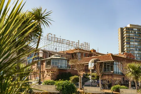 Hotel Caza Fisherman’s Wharf
