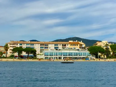 Les Dauphins Hotels near Camping Beaumette