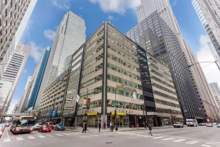 La Quinta by Wyndham Chicago Downtown Отели рядом с достопримечательностью «Сити Холл»