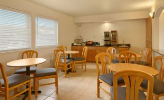 Super 8 by Wyndham Cloverdale Wine Country