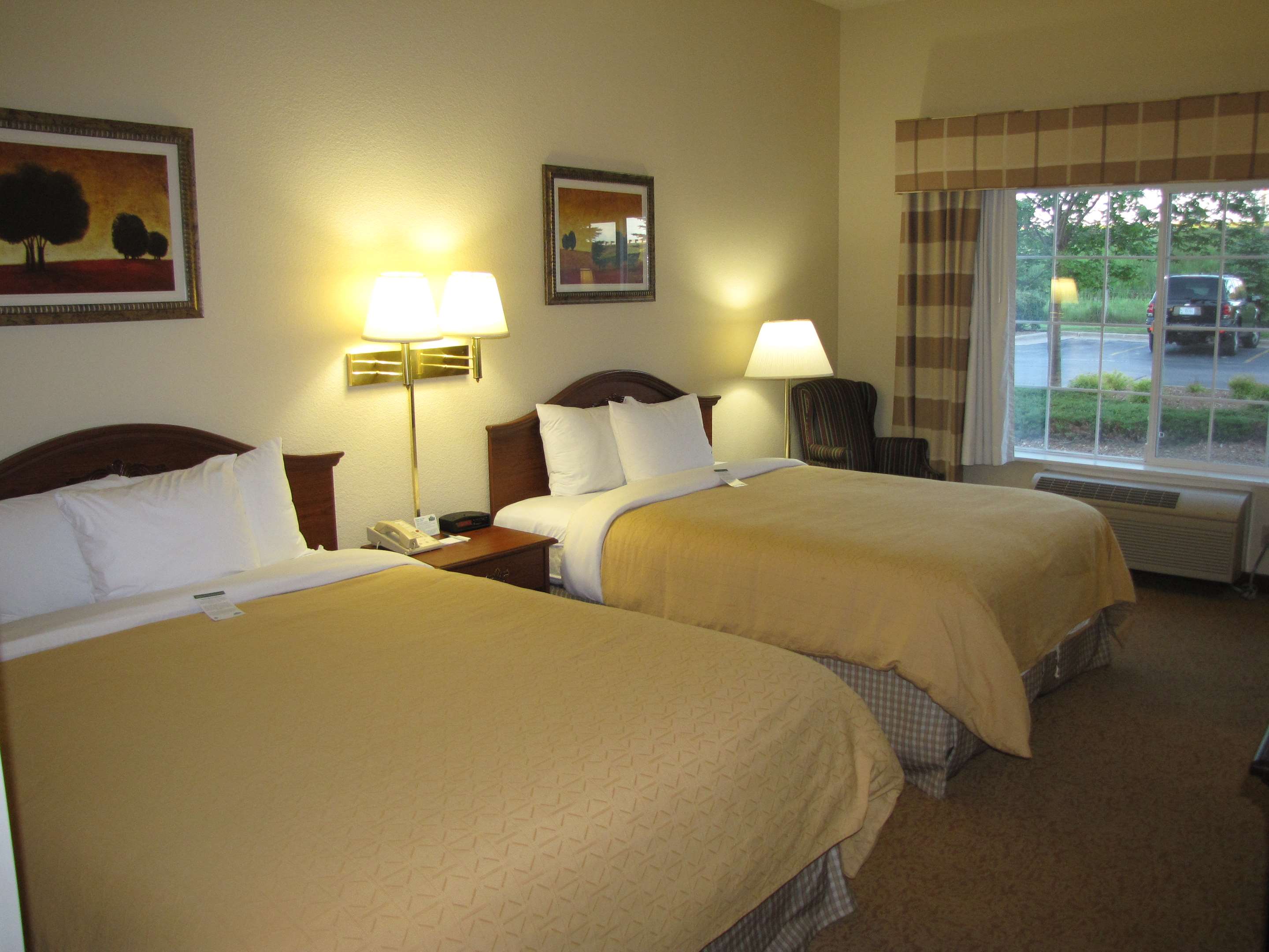 Country Inn & Suites by Radisson, West Bend, WI